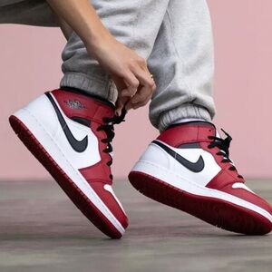 Nike❤️Air Jordan 1 Mid GS 'Chicago' (White Heel)-554725 173-Size: 7Y/7/8.5 - EUC